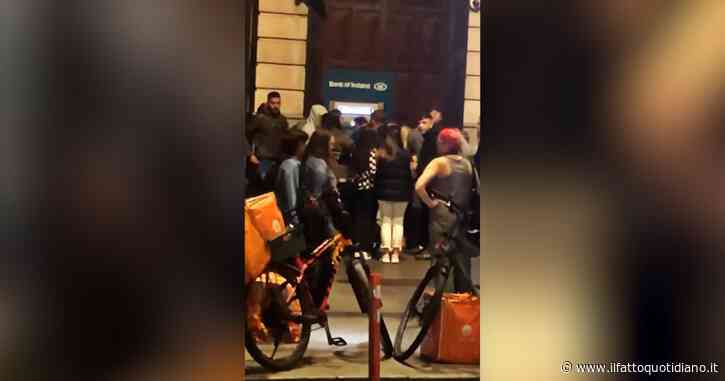 Irlanda, guasto tecnico consente il prelievo anche a chi ha il conto in rosso: code e resse agli sportelli