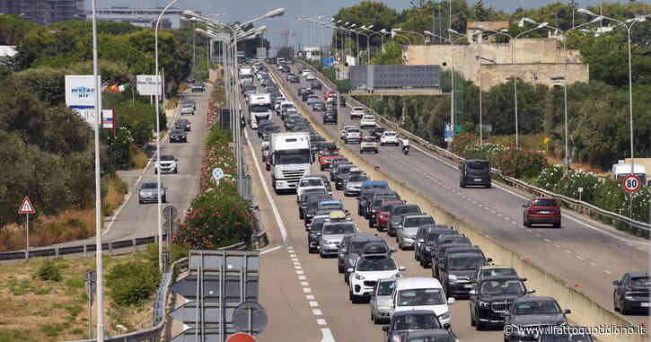 Con i rincari di benzina e diesel 2,2 miliardi nelle casse dello Stato in una settimana. I distributori: “I cartelloni non servono”