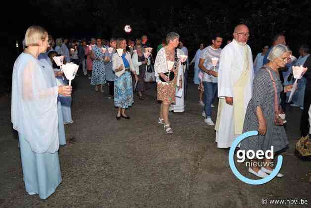Kaarskesprocessie trekt naar de grot in Nerem