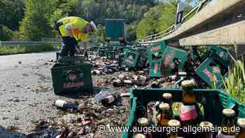 Hunderte Kisten Bier bei Unfall verloren: Lkw-Fahrer bleibt unverletzt