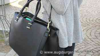Überfall in der Bank: Frau schlägt Verbrecher mit Handtasche in die Flucht