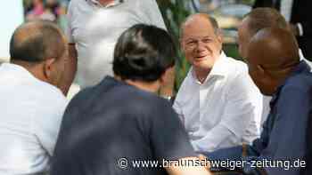 Kanzler auf der Bierbank: Scholz besucht Büdchen in Düsseldorf