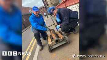 Magnet fishermen pull cannon from River Don in Sheffield