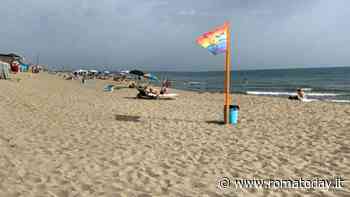 Capocotta, si sdraia sul sedere di una bagnante nella spiaggia dei nudisti. È accusato di violenza sessuale