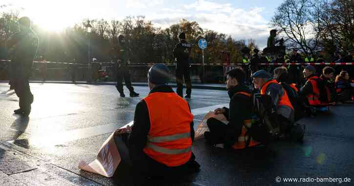 Letzte Generation blockiert Straßen in Fürth