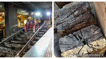 Metro A, Gualtieri posta la foto delle traversine marce e attacca: "Lavori rimandati per timore di impopolarità"