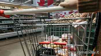 Tenta rapina al supermercato, un cliente lo segue in auto e lo fa arrestare