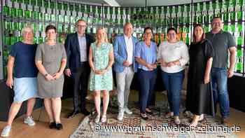 Europaabgeordnete Düpont besucht Jägermeister in Wolfenbüttel