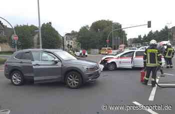 FW-MH: Blutkonserventransporter auf der Einsatzfahrt verunfallt