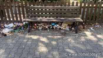 Cumuli di spazzatura e abbandono nel giardino dedicato alle vittime di via Fani