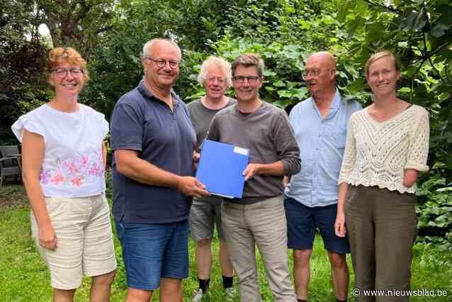 Petitie met bijna 3.300 handtekeningen tegen bouwproject afgeleverd aan gemeente: “Dit stukje natuur mag niet verdwijnen”