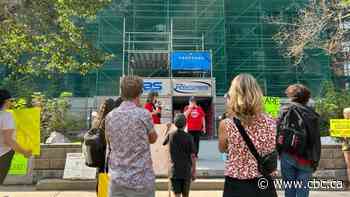 Some Calgary tenants say ongoing construction to their building has them living in scorching heat
