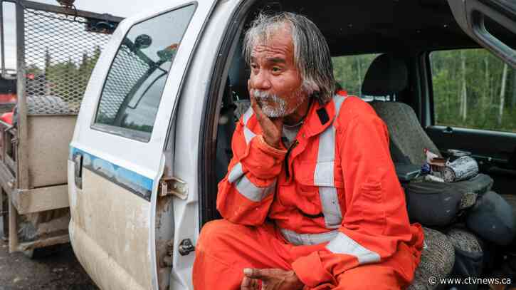 Remaining residents in Yellowknife urged to get out as sprinklers, fire guards set up