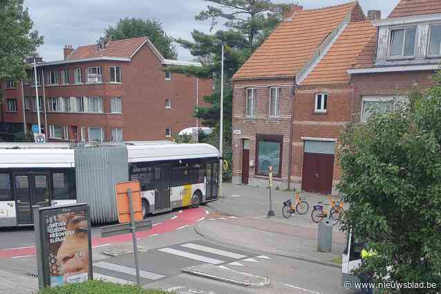 Lijnbus 73 rijdt zich vast op de rotonde aan de Driehoekstraat in Ekeren. Chauffeurs rijden op fiets- en voetpad om hun bocht te nemen: “Vroeg of laat vallen hier slachtoffers”