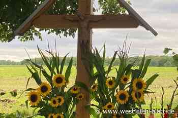 Neues Wegekreuz in Salzkotten-Niederntudorf gesegnet