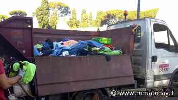 Blitz di Ama e forze dell'ordine al mercatino abusivo di piazzale Ostiense