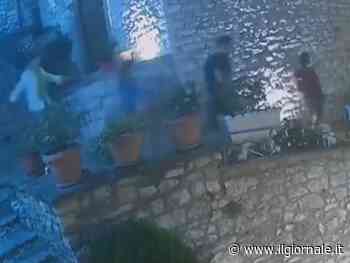 "Quegli imbecilli...". Così la Meloni fa saldare il conto dei turisti in fuga