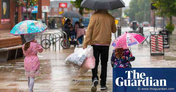 Wet weather dampens retail sales in Great Britain