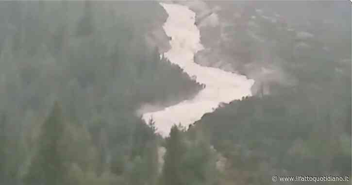 Nubifragio sulle Dolomiti bellunesi, una colata di fango e sassi invade la strada in val di Zoldo