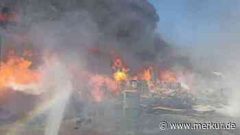 Gigantisches Feuer an russischem Schwarzmeerhafen ausgebrochen – Frachtterminal betroffen