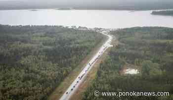 ‘Ghost town’: Thousands continue to flee Yellowknife as wildfires loom