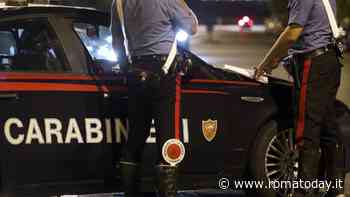 Tenta rapina in un bar armato di coccio di bottiglia e lancia cassonetti contro i carabinieri