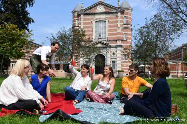 Wij gingen mee picknicken op het grasveld voor The Jane: “Smullen van topeten met de voetjes in het gras”
