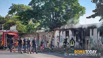 Incendio al Tuscolano, rogo negli ex depositi delle ferrovie ora occupati. Cane trovato morto tra le fiamme