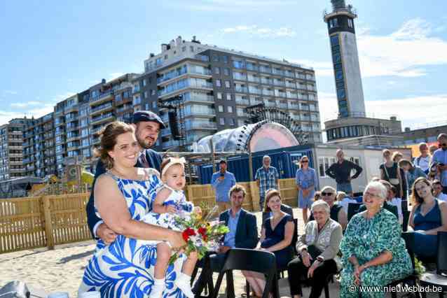 IN BEELD. Veerle en Quinten stappen als eerste koppel in het huwelijk op het Blankenbergse strand: “Door hier te trouwen is papa heel nabij”