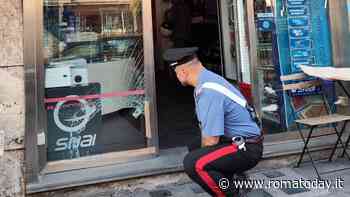 Sfonda vetrina di bar sulla Tiburtina e ruba l'incasso