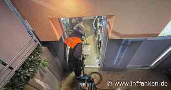 Unwetter in Bayreuth: Feuerwehr muss Jungtiere aus überflutetem Bauernhof retten - "ein Meter hohes Wasser"