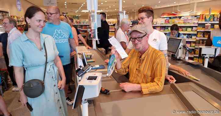 Band-Mitglieder von Fury kassieren in Drogeriemarkt