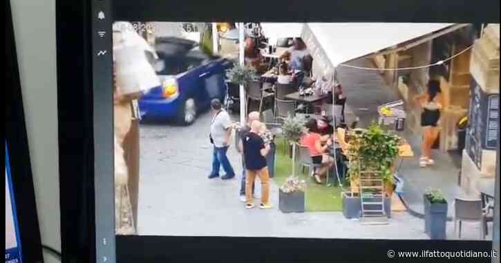 Caltagirone, preme l’acceleratore e non il freno a mano e piomba sui tavolini di un bar in pieno centro: sei feriti