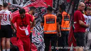 Notfall in Leverkusen: Bayer-Fan fällt beim Torjubel vom Zaun