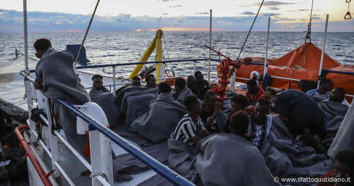 La nave Aurora di Sea Watch con 72 persone a bordo entra a Lampedusa contro le indicazioni. Poi lo sbarco