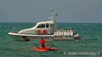 Paura a Ostia, barca a fuoco al largo: salvato l'unico occupante