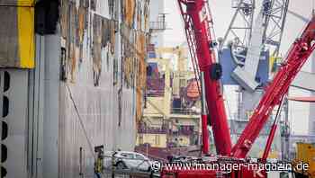Fremantle Highway: Nach Großbrand von Autofrachter beginnen Bergungsarbeiten