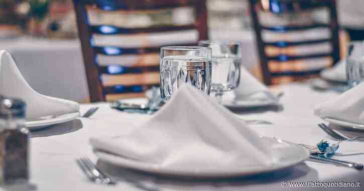 Scappano senza pagare, ma dimenticano lo smartphone sul tavolo e tornano “con la coda tra le gambe” al ristorante: “Che figura di m***a”