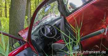 Treppendorf: Schwerer Verkehrsunfall - Autofahrer kracht auf Landstraße gegen Baum