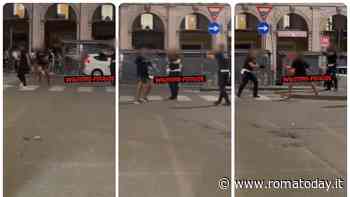 Armato di bottiglia aggredisce vigili a Termini, agenti estraggono le pistole