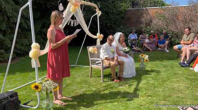 Leentje (39) en Danny (60) geven elkaar bijzonder jawoord, ook al mogen ze dat wettelijk niet: “Op echte liefde staat geen beperking”