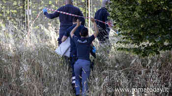 Trovato morto in un parco. Il corpo in stato di decomposizione sotto un cavalcavia