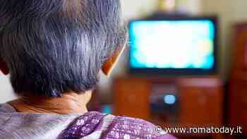 Ladri in casa mentre guarda la tv, donna rinchiusa in una stanza e rapinata