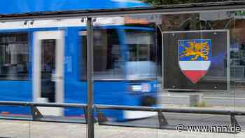 Straßenbahn und Auto stoßen in Rostock zusammen