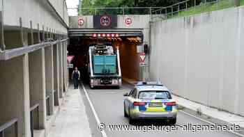 Stau nach Unfall am B10-Westringtunnel: Lkw bleibt an Tunneldecke hängen