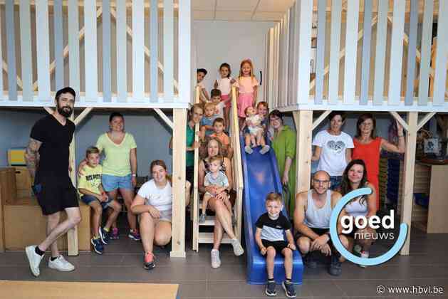 Ouders bouwen speelverdieping in kleuterschool Evermaruske in Rutten