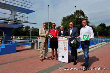 Volksbank-Stiftung spendet Defibrillator für das Freibad Löhne