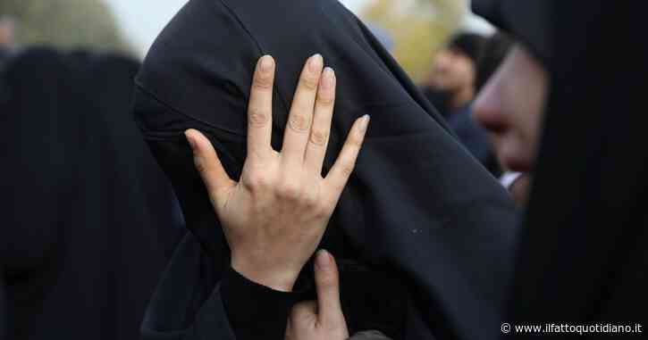 Iran, nuova stretta sulle donne che non indossano l’hijab: fino a 15 anni di carcere e 5mila euro di multa