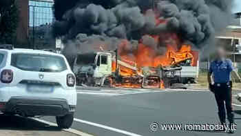 Autocarro in fiamme: colonna di fumo nero sulla Tiburtina