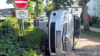 Auf dem Weg zum Strand: Rentner stürzt mit Auto auf die Seite